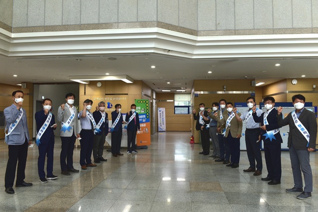 ▲ 대구도시공사는 13일 대구시 및 구‧군, 공사‧공단 등 지역 공공기관 합동으로 실시한 ‘청렴하Day’ 출근 캠페인에 전 임직원이 동참하고 공직사회 청렴인식 제고를 위해 앞장섰다.ⓒ대구도시공사