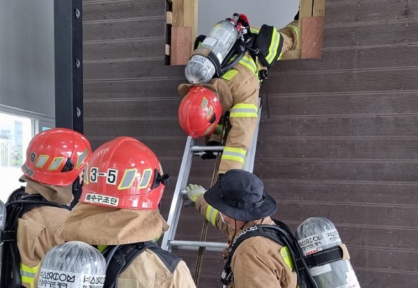▲ 대전소방본부 119 특수구조단은 지난달 26일부터 3일간 대전 5개 소방서 구조대원 30명을 대상으로 신속 동료구조팀 특별훈련을 가졌다.ⓒ대전소방본부