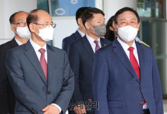 ▲ 최민호 세종시장 당선인(오른쪽)이 지난 7일 인수위원회 출범식에 참석해 서만철 인수위원장과 함께 서 있다.ⓒ이길표 기자