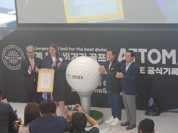 ▲ 코오롱이 14일 서울 강서구 마곡동 코오롱원앤온리타워에서 한국기록원과 미국 WRC(World Record Committee, 세계기록위원회)로부터 '세계 최장 비거리 골프공' 공식 인증을 받는 인증식을 열었다.ⓒ뉴데일리DB