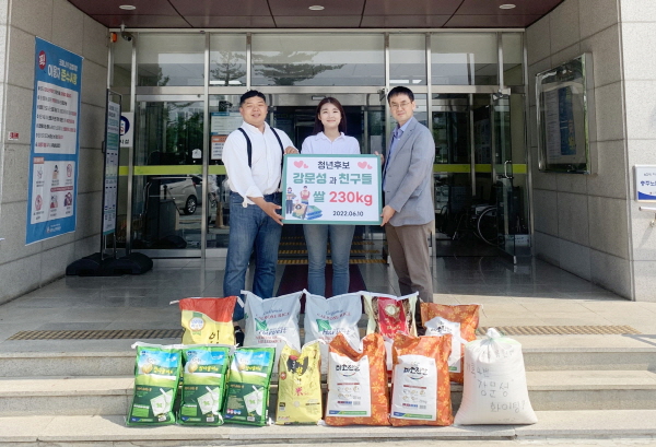 ▲ 강문성씨가 충주시노인복지회관에 쌀을 기부했다.ⓒ충주시