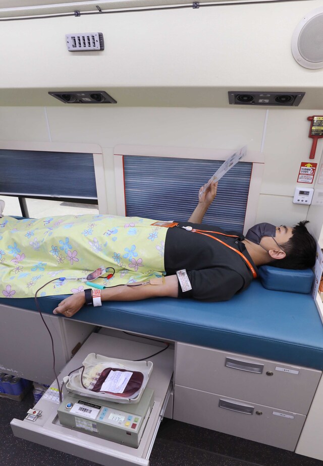 ▲ 제주항공 직원이 헌혈행사에 참여했다. ⓒ제주항공