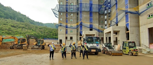 ▲ 지난해 전남 여수 신축아파트 현장에서 현장 관계자들이 안전점검을 실시하는 모습. ⓒ부영