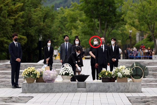 ▲ 김건희 여사가 13일 경남 김해 봉하마을에서 노무현 전 대통령의 묘역에 참배하고 있다. 빨간 동그라미는 김 여사와 동행한 코마나콘텐츠 전무인 김모 교수. ⓒ대통령실 제공