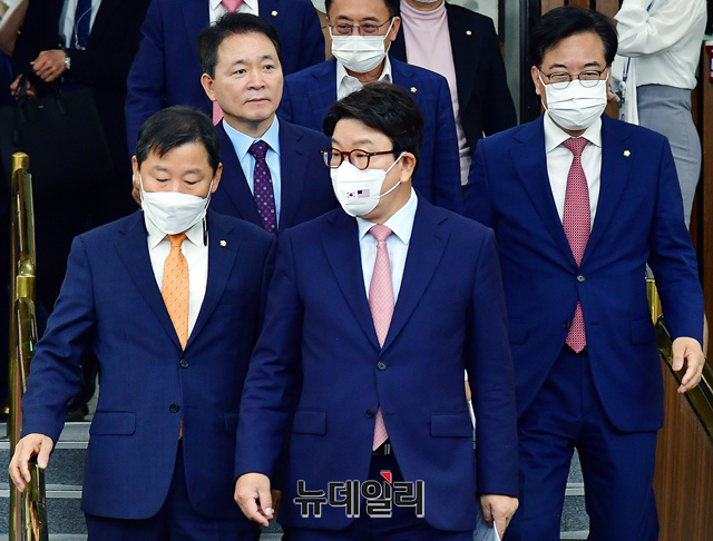 ▲ 권성동 국민의힘 원내대표와 지도부가 14일 오전 국회에서 열린 원내대책회의에 참석하고 있다.ⓒ이종현 기자