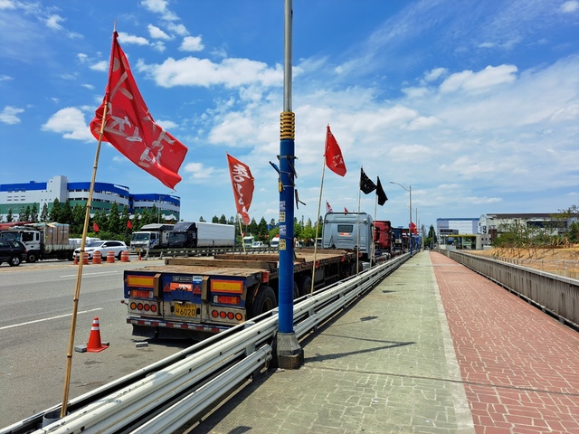 ▲ 14일 인천 신흥동에 위치한 한 가교에서 화물연대 총파업에 참가한 화물차들이 늘어져있다. ⓒ서영준 기자