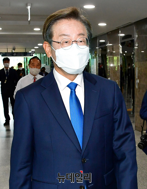 ▲ 보궐선거에서 당선된 이재명 더불어민주당 의원이 7일 오전 국회 의원회관에 도착해 의원실로 향하고 있다.ⓒ이종현 기자