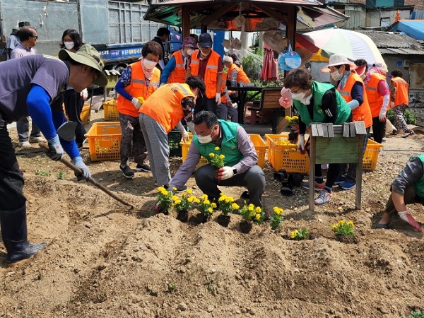 ▲ 대전시 홍종원의원, 용두동 일원에서 꽃심기 봉사활동 가져.ⓒ대전시의회