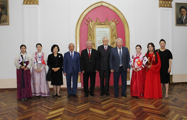 ▲ 계명대 신일희 총장(오른쪽 다섯번째)이 키르기스스탄 국립대학교로부터 명예박사 학위를 받았다.ⓒ계명대
