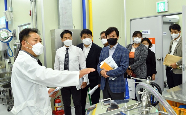 ▲ 조현일 경산시장 당선인과 민선8기 경산시장직 인수위원회는 14일 인수위원회 회의실에서 경제환경국 ‘경북형 상생 지역일자리 프로젝트’ 등 22개의 주요현안 보고를 청취하며 9일부터 14일까지 진행된 ‘2022 주요현안 업무’ 보고를 성공리에 마무리했다.ⓒ경산시