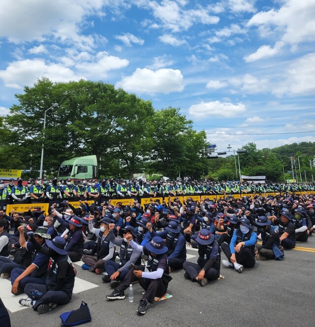 ▲ 14일 오전 경기도 의왕시 ICD(내륙컨테이너기지)에서 민주노총 공공운수노조 화물연대본부(화물연대) 조합원들이 모여 총파업 집회를 하고 있다. ⓒ진선우 기자