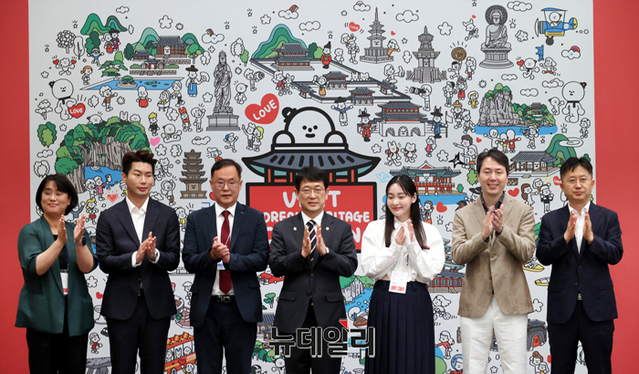 ▲ 14일 청와대 영빈관에서 열린 '2022 문화유산 방문 캠페인 기자회견'에 참석한 (왼쪽부터) 채수희 문화재청 문화재활용국장, 디자이너 김리을, 최영창 한국문화재재단 이사장, 최응천 문화재청장, 홍보대사 김민하, 홍원표 작가, 임재주 한국문화재재단 사업이사.ⓒ강민석 기자