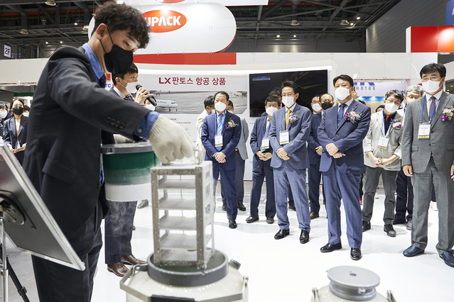 ▲ LX판토스 직원이 영하 70도의 초저온 상태로 일주일 이상 유지할 수 있는 항공운송용 특수 용기를 설명하고 있다. ⓒLX판토스