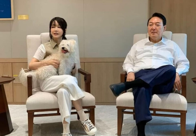 ▲ 윤석열 대통령과 김건희 여사가 용산 대통령실 집무실에서 반려견과 함께 시간을 보내는 모습이 김건희 여사의 팬클럽 SNS를 통해 지난달 29일 공개됐다. ⓒ건희사랑 페이스북
