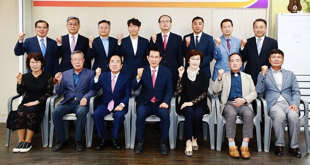 ▲ 이완선 충남 서산시장 당선인이 15일 인사위 사무실에서 충범식을 갖고 본격적인 인수위 활동에 들어갔다. ⓒ이완섭 서산시장 당선인 인수위