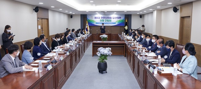 ▲ 15일 천안시의회에서 열린 시의원 당선인 간담회 장면.ⓒ천안시의회