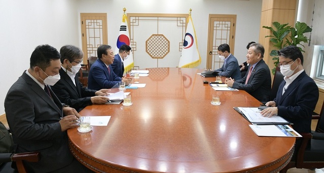 ▲ 최민호 세종시장 당선인이 지난 14일 행정안전부에서 이상민 행안부 장관을 면담하고 있다.ⓒ세종시장직 인수위 대변인실