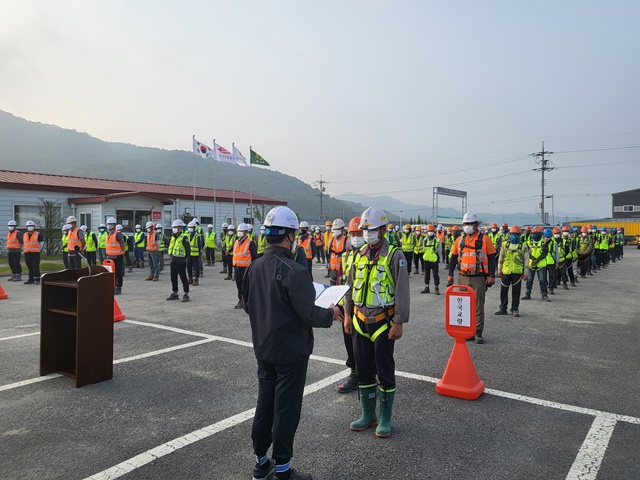 ▲ 동부건설 안성~성남 3공구 현장에서 우수근로자 시상식이 열리고 있다. ⓒ동부건설