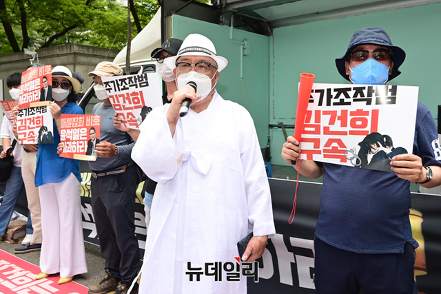 ▲ 유튜버 백은종 씨가 14일 오후 서울 서초구 윤석열 대통령 자택 인근에서 문재인 전 대통령 양산 사저 앞 시위를 막기 위한 맞불집회를 열고 발언하고 있다. ⓒ강민석 기자