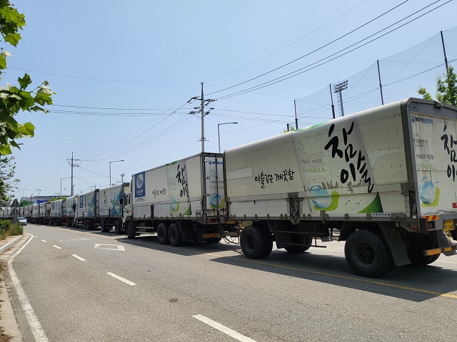 ▲ 하이트진로 공장 진입로에 주차된 화물차량들.