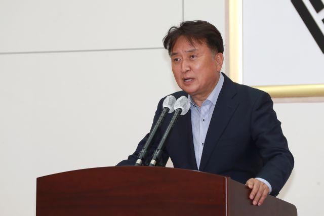 ▲ 김영환 충북지사 당선인이 15일 충북도청 대회의실에서 인수위원회 자문위원들에게 위촉장을 수여했다.ⓒ김영환 충북지사직 인수위