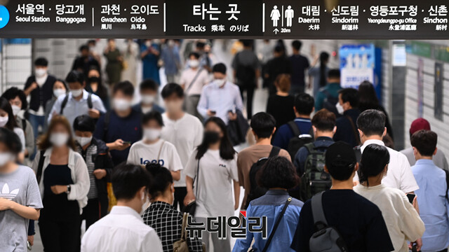 ▲ 지하철을 이용하고 있는 서울시민들. ⓒ강민석 기자.
