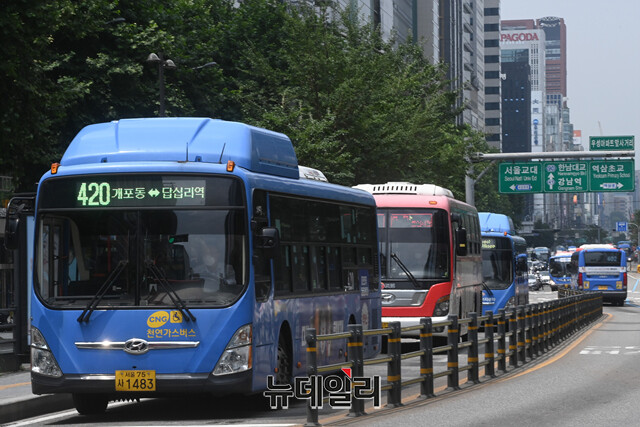 ▲ 서울시내를 달리는 버스. ⓒ강민석 기자.