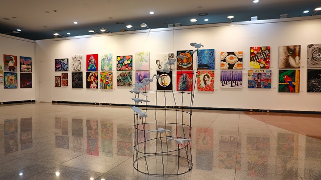 ▲ 경주엑스포대공원 문화센터 1층에서 포항예술고등학교 학생들의 작품전 ‘송산 [그리기 혹은 메꾸기]’라는 주제로 열리고 있다.ⓒ경주엑스포