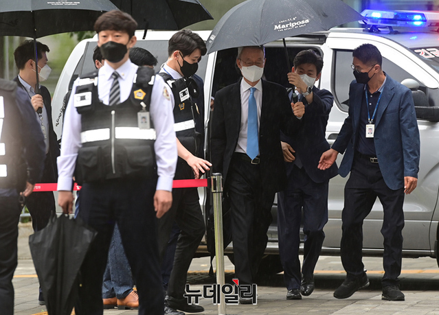 ▲ 직권남용권리행사방해 혐의로 사전 구속영장이 청구된 백운규 전 산업통상자원부 장관이 15일 오전 서울 송파구 서울동부지법에서 열린 영장실질심사에 출석하기 위해 호송차에서 내리고 있다. ⓒ정상윤 기자