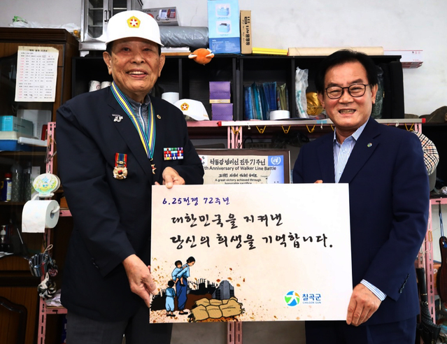 ▲ 백선기 칠곡군수(오른쪽)는 약목에 거주하는 6.25참전유공자 박태회(90), 기산에 거주하는 박윤식(91)씨 자택을 방문해 위문품을 전했다.ⓒ칠곡군