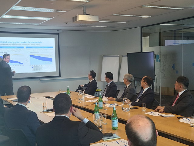 ▲ 주시보 포스코인터내셔널 사장이(오른쪽 두 번째) 호주 세넥스에너지를 방문해 임직원들과 에너지 사업에 대해 논의하고 있다.ⓒ포스코인터내셔널