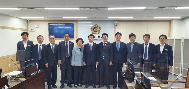 ▲ 경북도의회 지방분권추진특별위원회(위원장 김대일)는  제331회 임시회 기간인 6월 15일 제5차 지방분권추진특별위원회를 열고 1년 4개월간의 위원회 활동에 대한 결과보고서를 채택했다.ⓒ경북도의회