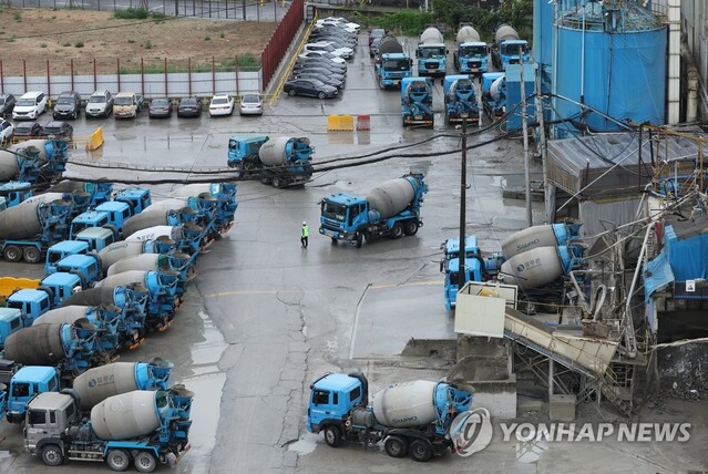 ▲ 화물연대 파업이 종료되면서 서울의 한 레미콘 공장에서 믹서 트럭들이 콘크리트를 싣고 공장을 오가고 있다. 220615 ⓒ연합뉴스.