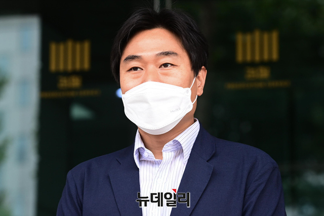 ▲ 이종배 전 법치주의바로세우기행동연대 대표가 16일 오전 서울 양천구 서울남부지방검찰청에서 한상혁 방송통신위원장의 직권남용 혐의와 관련해 고발인 조사에 앞서 발언하고 있다. ⓒ강민석 기자
