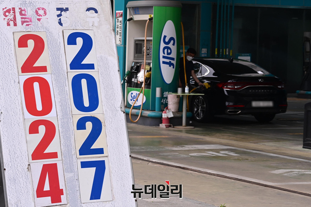 ▲ 6월 초순 국내 주유소의 가격 표시판. 휘발유와 경유 모두 리터당 2000원이 넘는다. ⓒ뉴데일리 DB.