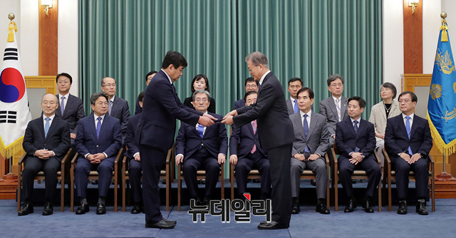 ▲ 2019년 9월 9일 문재인 대통령이 청와대에서 한상혁 신임 방송통신위원장에게 임명장을 수여하는 모습. ⓒ청와대 제공