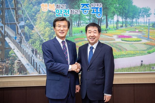▲ 홍성열 증평군수(왼쪽)와 이재영 군수 당선인.ⓒ증평군