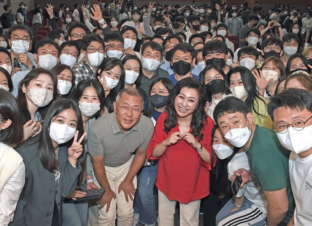 ▲ 정의선 현대차그룹 회장과 오은영 박사가 콘서트 후 직원들과 기념 촬영을 하는 모습.
 ⓒ현대차