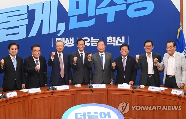 ▲ 더불어민주당 우상호 비상대책위원장이 16일 국회에서 열린 상임고문단 간담회에서 참석자들과 기념촬영을 하고 있다.ⓒ연합뉴스