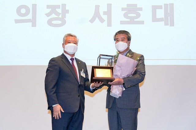 ▲ 경주시의회 서호대 의장(오른쪽)은 경주상공회의소에서 수여하는 ‘2022년 경주상공대상’을 수상했다.ⓒ경주시의회