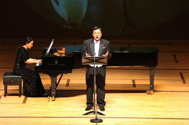 ▲ 주낙영 시장이 지난 14일 경주예당에서 열린 ‘2022 한국가곡의 밤’의 특별 초청가수로 깜짝 등장해 목련화를 열창하고 있다.ⓒ경주시