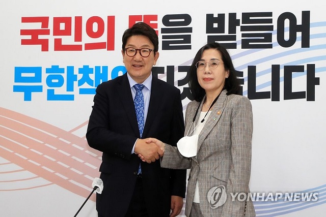 ▲ 국민의힘 권성동 원내대표가 16일 서울 여의도 국회 원내대표실을 예방한 김현숙 여성가족부 장관과 인사하고 있다.ⓒ연합뉴스