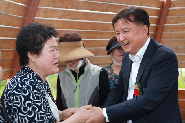 ▲ 김영환 충북도지사 당선인이 16일 괴산군 청천면 버섯랜드에서 열린 ‘청천면 노인잔치’ 행사장을 방문해 지역 어르신들의 손을 잡아주고 있다.ⓒ충북지사직 인수위
