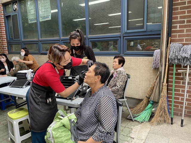 ▲ LH 대구경북지역본부는 ‘고객의 신뢰와 사랑을 받는 LH’라는 이념 아래 지역 사회공헌활동의 일환으로 남산기독교사회복지관, 한국VR사진가협회, 상록마술봉사단, K뷰티인협회와 월성아파트 2단지에서 어르신 무병장수 사진찍기 행사를 개최했다.ⓒLH대구경북지역본부