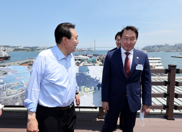 ▲ 윤석열(왼쪽) 대통령이 지난달 31일 부산국제여객터미널 하늘공원에서 ‘2030 부산엑스포’ 부지를 살펴보며 부산엑스포 유치지원 민간위원회 위원장을 맡은 최태원(오른쪽) 대한상공회의소 회장과 대화하고 있다. ⓒ연합뉴스