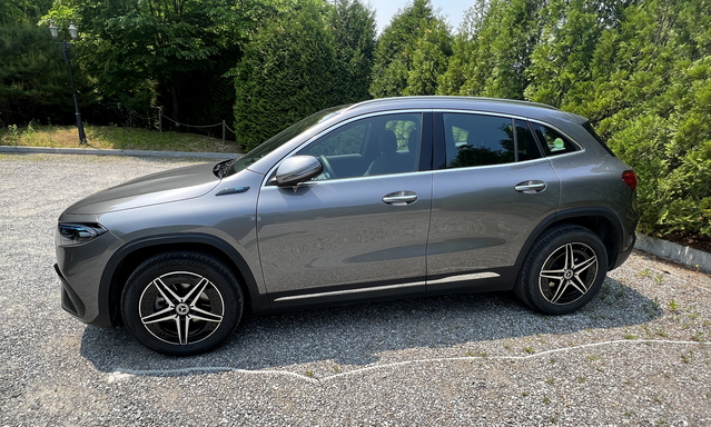 ▲ EQA의 측면부 모습. 리어 오버행이 짧아보인다. ⓒ김재홍 기자