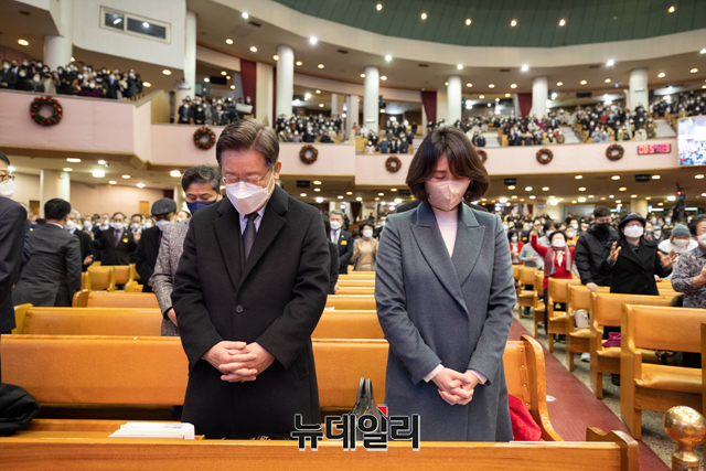 ▲ 2021년 12월19일 이재명 더불어민주당 대선 후보와 부인 김혜경 씨가 서울 여의도 순복음교회를 방문해 예배를 드리고 있다. (사진=이재명 캠프)ⓒ