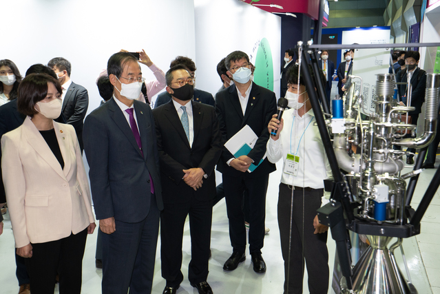 ▲ 한덕수 국무총리와 구자열 무역협회장 등 간담회 주요 참석자들이 삼성동 코엑스에서 개최되고 있는 '넥스트라이즈 2022, 서울' 행사장을 둘러보며 참가기업들의 제품 및 기술에 대해 설명을 듣고 있다. ⓒ한국무역협회