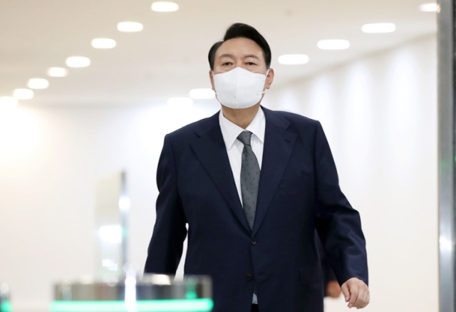 ▲ 윤석열 대통령이 17일 서울 용산 대통령실 청사로 출근하고 있다. ⓒ연합뉴스