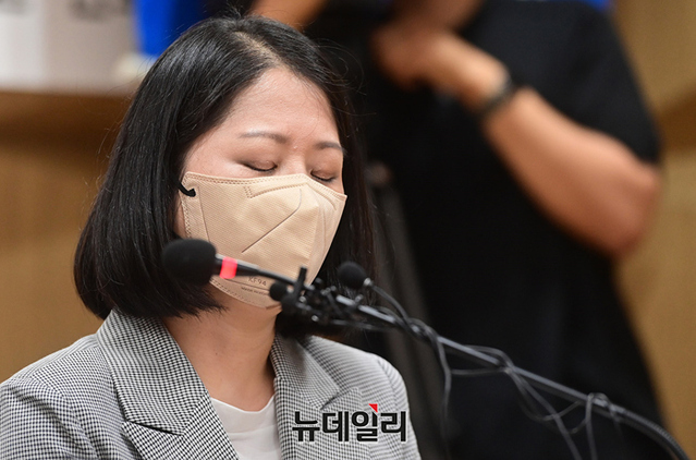 ▲ 북한 피살 해수부 공무원 배우자가 17일 오후 서울 서초구 변호사회관에서 열린 기자회견에 참석해 자리하고 있다. ⓒ정상윤 기자